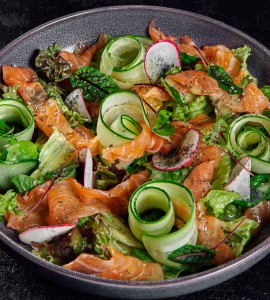 Зеленый салат с лососем и цитрусовой заправкой / 280