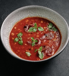 Наваристый мясной суп с пастрами, копченой паприкой, томатами и каперсами / 340