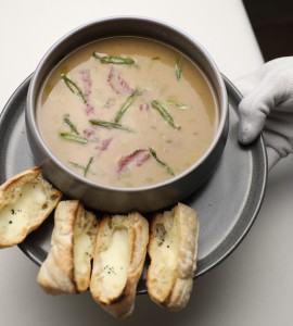 Французский луковый суп с пастрами и запеченным хлебом под сыром моцарелла / 320